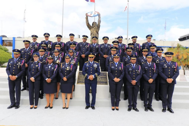 Integrantes de la Promoción de Cadetes y Guardiamarinas de las Fuerzas Armadas y la Policía Nacional 2003 -2007
