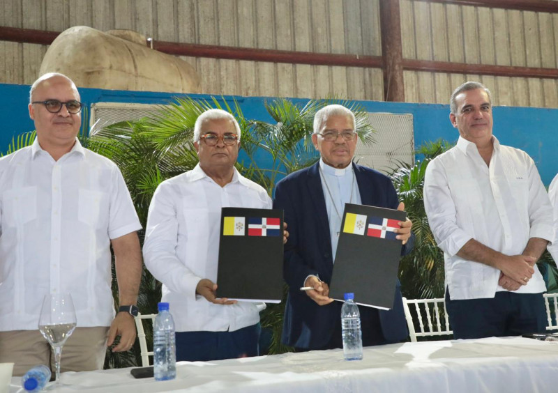 Abinader recibió ayer los títulos de propiedad de terrenos pertenecientes al pueblo del municipio de La Victoria