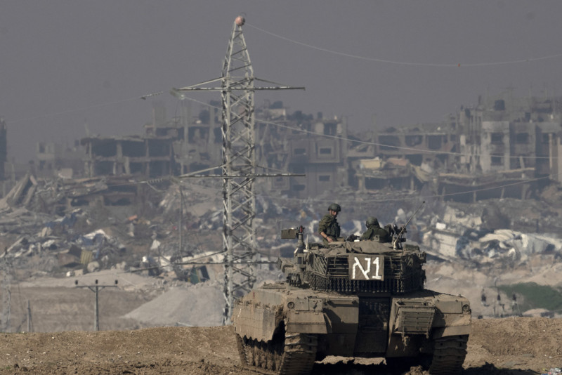 Soldados israelíes dominan la Franja de Gaza