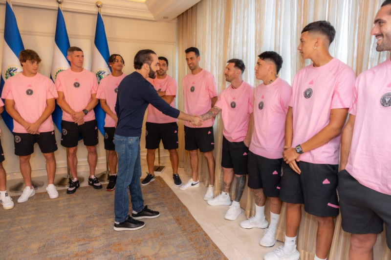 Nayib Bukele saludando al delantero argentino del Inter de Miami, Lionel Messi