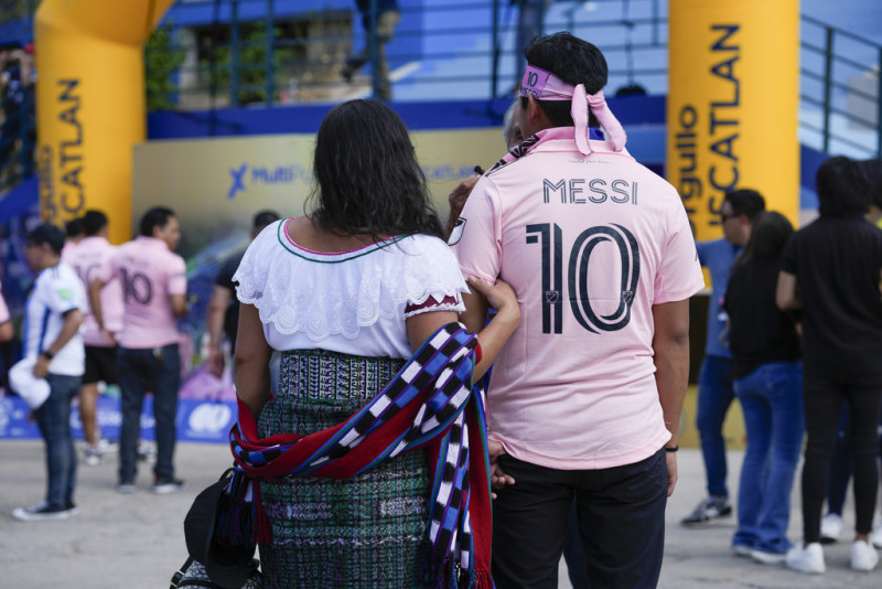 Los aficionados llegan al estadio de Cuscatlán