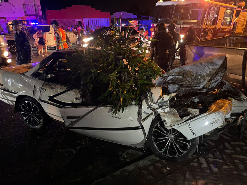 Dos personas perdieron la vida calcinados, cuando el vehículo en el que viajaban explotó, tras chocar con otros dos, en el sector de Nibaje, en la ciudad de Santiago.