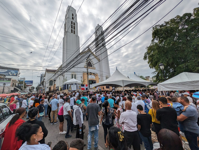 cientos de feligreses acudieron a la iglesia de la Altagracia
