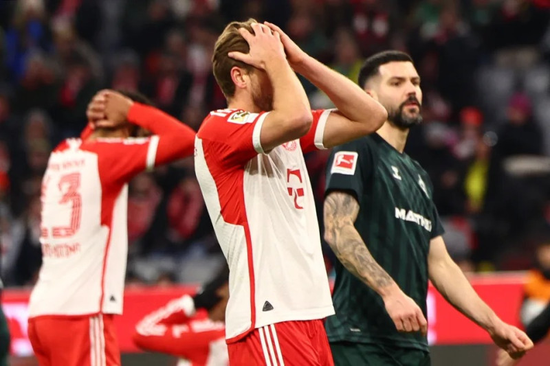 Jugadores del Bayern muestran su frustración tras la derrota.