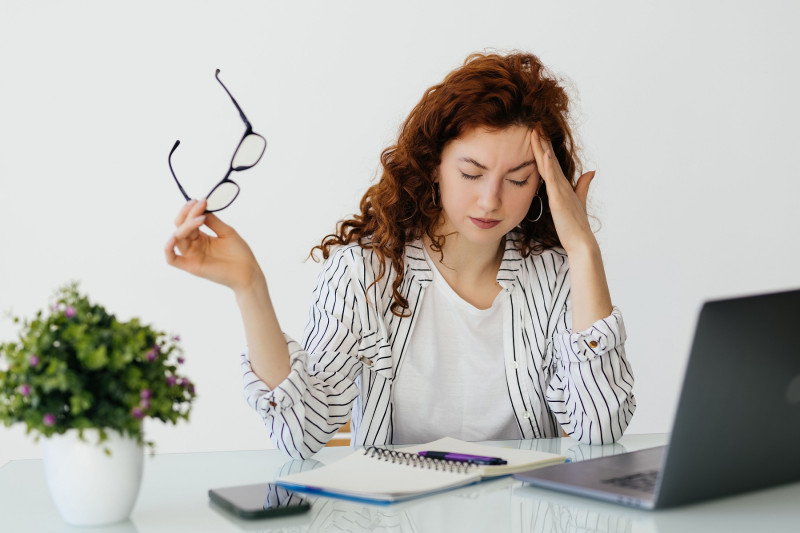 La presbicia puede provocar dolor de cabeza