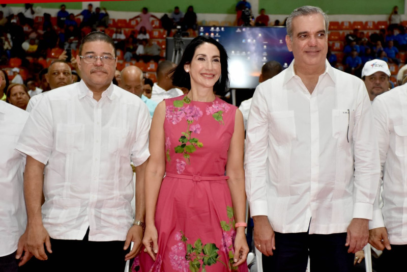 El presidente Luis Abinader, acompañado de la primera dama Raquel Arbaje y el ministtro de Deportes, Francisco Camacho.