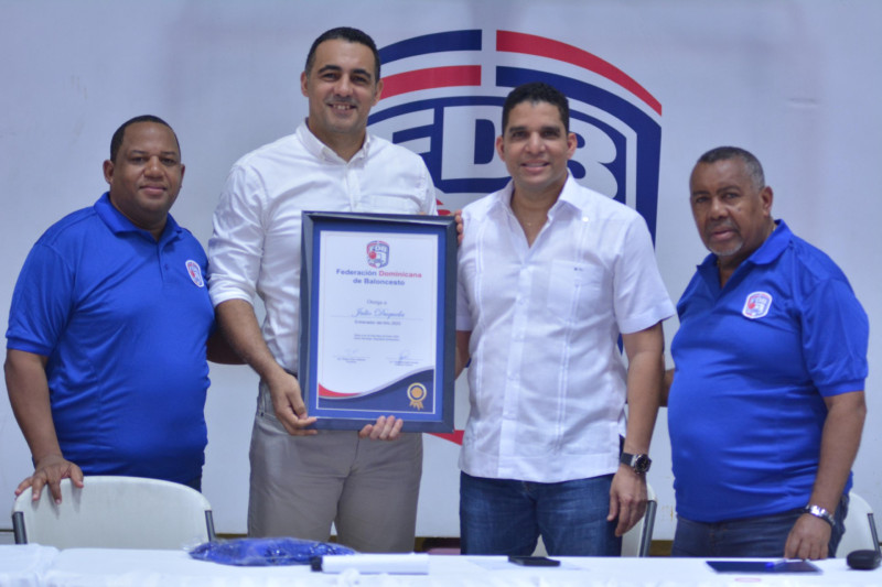 Rafael Uribe, presidente de Fedombal, reconoce a Julio Duquela como “Entrenador del Año”, junto a Melvyn López y César Pérez Samboy.