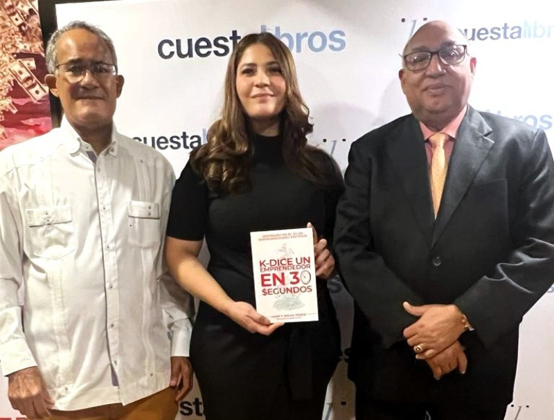 Isael Pérez, de Editorial Santuario; Nancy Arias Pérez, autora del libro; y Antonio Cruz Rojas, prologuista del libro.