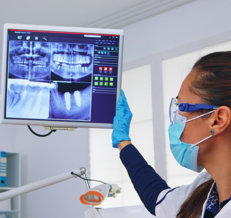 El odontólogo es el profesional responsable de la salud bucal y desempeña una labor importante en la prevención, diagnóstico y tratamiento de las afecciones orales.