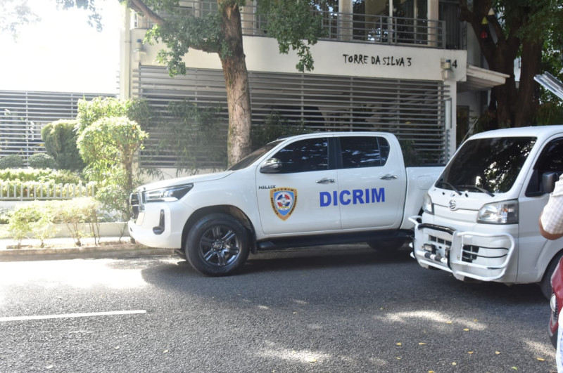 Vehículo de la Dirección Central de Investigación (DICRIM) frente a la Torre Da Silva 3