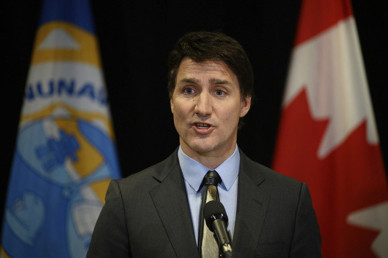 El primer ministro canadiense Justin Trudeau responde preguntas en una conferencia de prensa tras un evento el jueves 18 de enero de 2024, en Iqaluit.