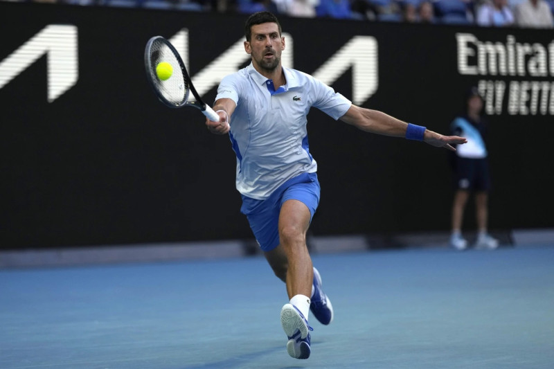 Novak Djokovic devuelve la pelota a Taylor Fritz en el partido del martes en los cuartos de final del Abierto de Australia.