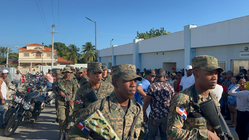 Miembros del Ejército refuerzan la morgue del Hospital Regional Docente Universitario Jaime Mota