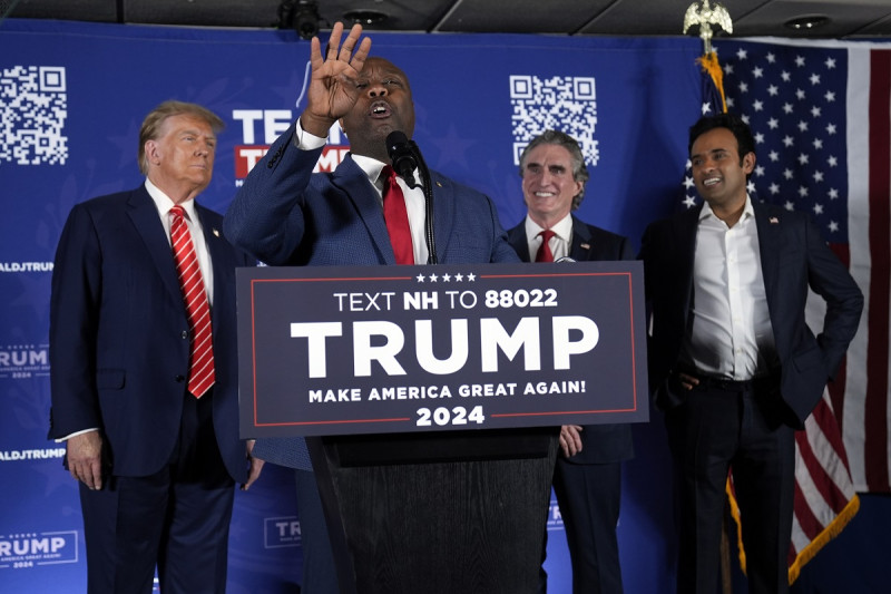 El precandidato Donald Trump escucha a los ex precandidatos presidenciales de ese partido Tim Scott, Burgum y Vivek Ramaswamy en Laconia, Nueva Hampshire, antier.
