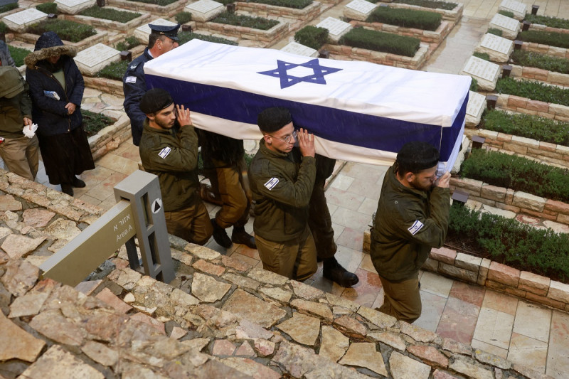 Las tropas israelíes llevan el ataúd de su compañero soldado, el capitán Elkana Vizel, durante su funeral en el cementerio militar del Monte Herzl en Jerusalén ayer.