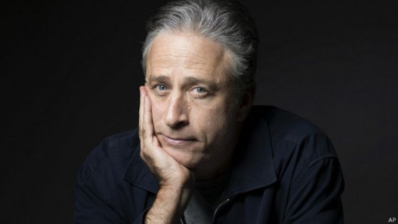 En esta fotografía de archivo del 7 de noviembre de 2014, Jon Stewart posa para un retrato en Nueva York. Stewart dirigió la comedia "Irresistible", protagonizada por Rose Byrne y su compañero de "The Daily Show with Jon Stewart", Steve Carell.