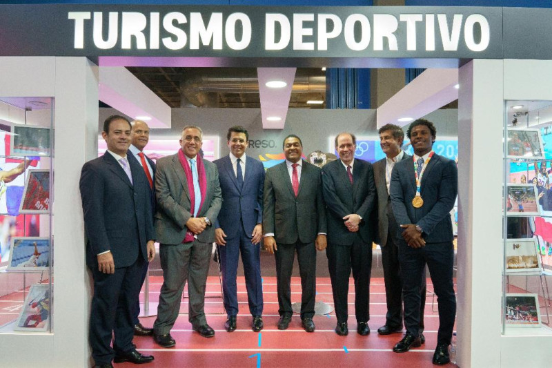 El ministro de Turismo David Collado junto al presidente de CRESO, Felipe Vicini; José Monegro, Manuel Estrella, Luisin Mejía, Félix Sánchez, Adeury Corniel y David Llibre.