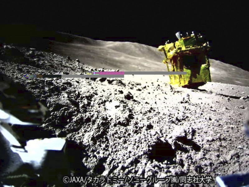 Esta imagen proporcionada por la Agencia Japonesa de Exploración Aeroespacial (JAXA)/Takara Tomy/Sony Group Corporation/Doshisha University muestra una imagen tomada por un vehículo de exploración lunar LEV-2 de un vehículo robótico llamado SLIM sobre la superficie lunar.