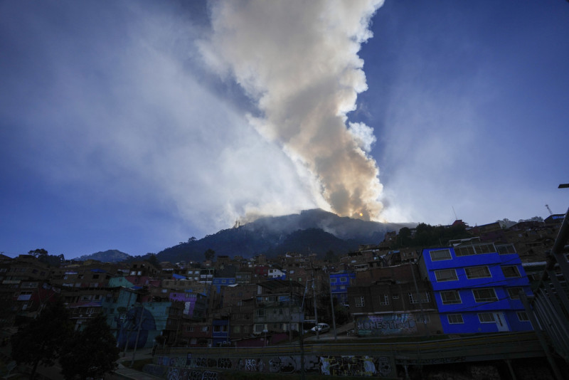 incendio forestal en el cerro El Cable en Bogotá