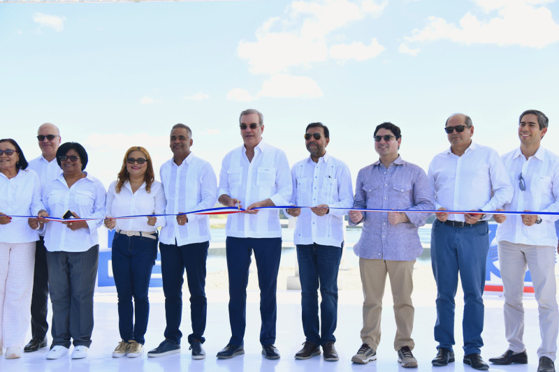 El presidente Luis Abinader corta la cita en el acto de inauguración del reservorio de agua de la presa de Monte Grande