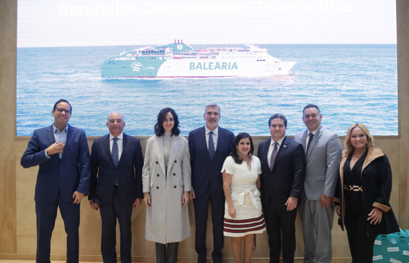 Autoridades de Apordom y Balearia durante la Feria Internacional de Turismo, Fitur 2024, donde presentaron una nueva ruta maritíma entre RD y PR.