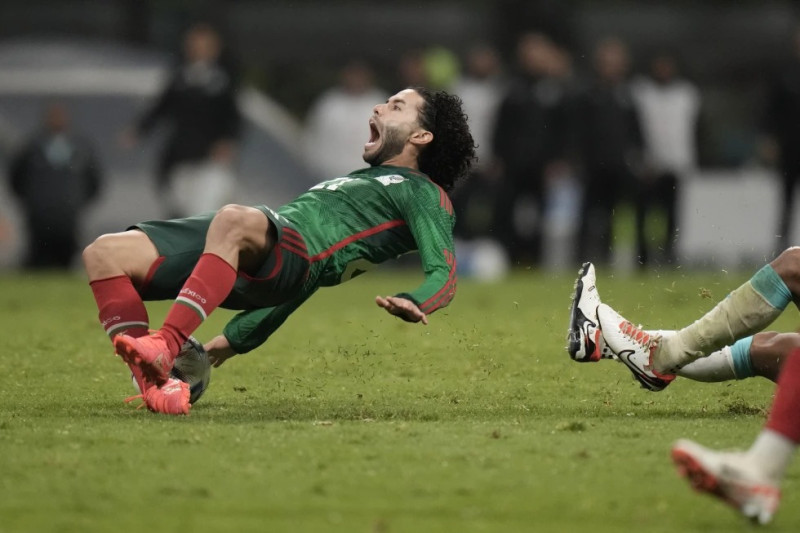 El mexicano César Huerta sufre una falta del hondureño Denil Maldonado durante un partido por los cuartos de final de la Liga de Naciones de la CONCACAF.