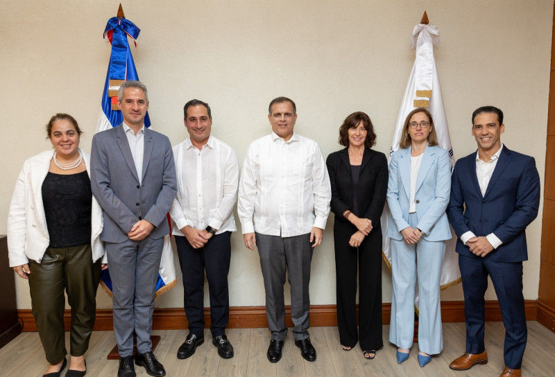 El ministro de Hacienda, Jochi Vicente, recibió la visita de ejecutivos del Banco Interamericano de Desarrollo (BID).