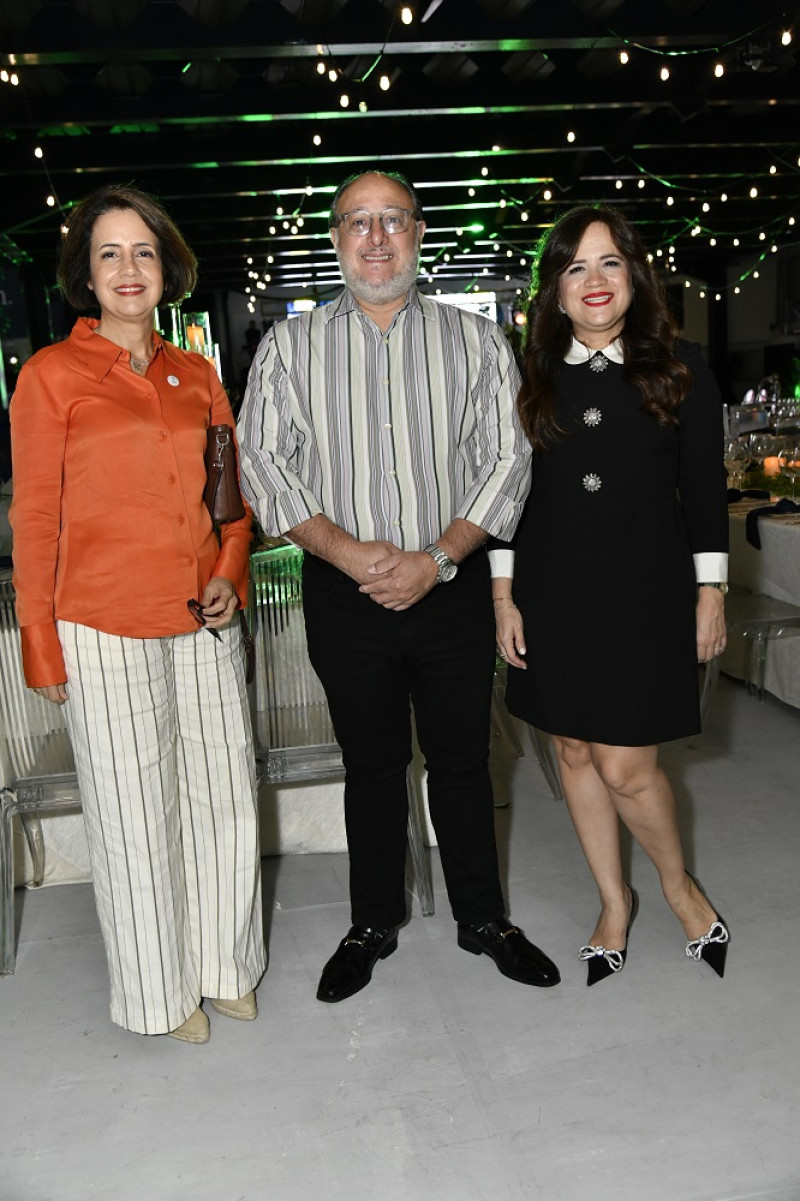 Sara Sicard, Olivier Alburquerque y Sarah de León.
