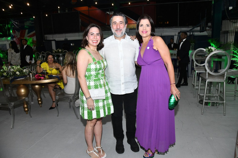 Alexandra de Arbaje, Eduardo Arbaje y Carmen Hernández.