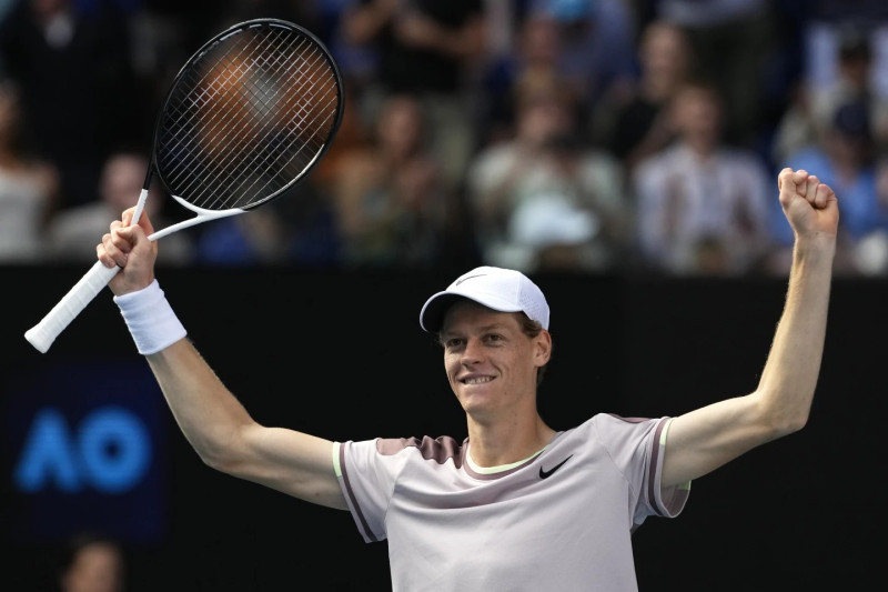 Jannik Sinner levanta los brazos y celebra luego de sellar su victoria sobre Novak Djokovic.