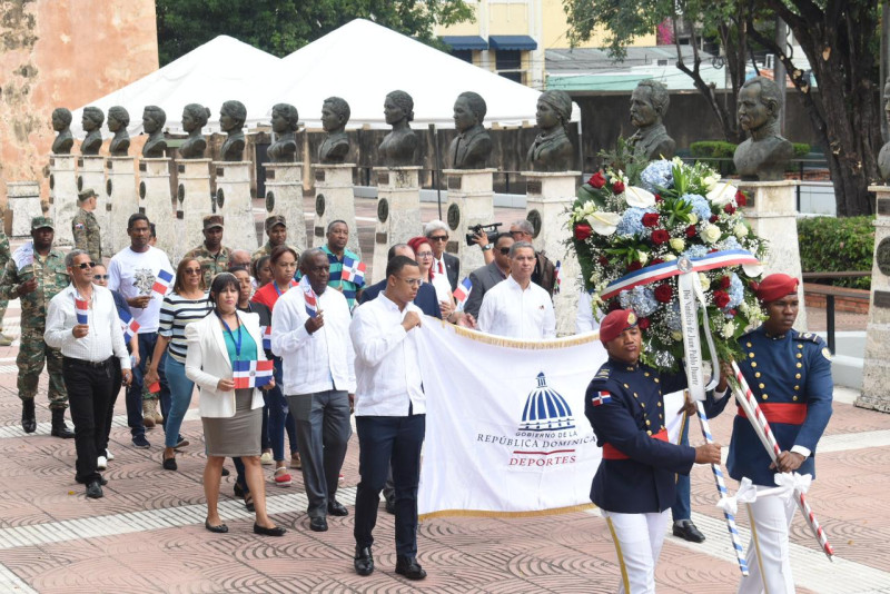 Los viceministros de Deportes, Franklin De la Mota, Kennedy Vargas y Leopoldo Portes depositaron una flor en el Panteón Nacional en honor al patricio Juan Pablo Duarte, al conmemorarse el 211 aniversario de su nacimiento.