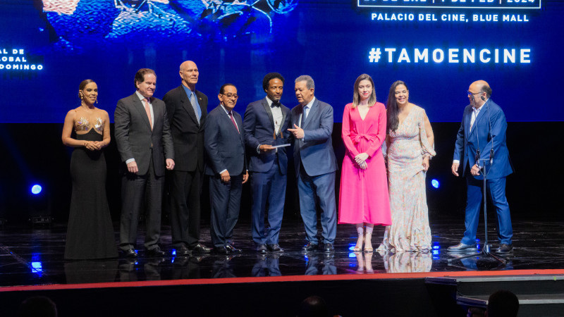 Elvis Nolasco y Carlos Lamarche estrenan el premio Pericles Mejía en la XVI edición del Festival de Cine Global de Santo Domingo.