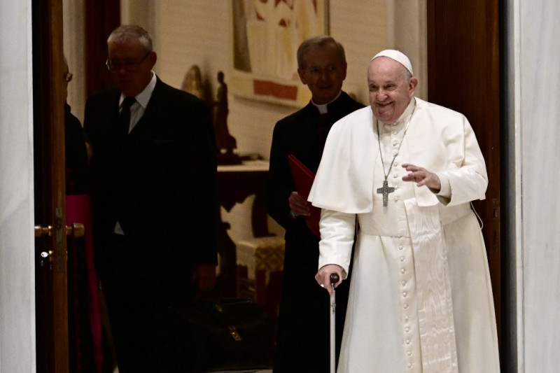 El Papa Francisco llega para una audiencia el 27 de enero de 2024 en la sala Pablo VI del Vaticano