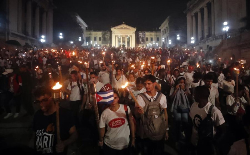 Jóvenes cubanos participan en la tradicional marcha de las antorchas para conmemorar el 171 aniversario del nacimiento del prócer de la patria José Martí (1853-1895), hoy, en La Habana (Cuba).