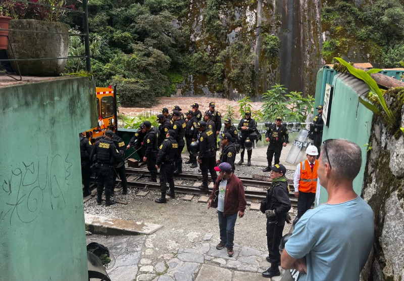 La policía antidisturbios custodia la estación de tren en el tercer día de una huelga general convocada por operadores turísticos que protestaban contra la apertura de la venta de boletos en línea a la ciudadela Inca en Machu Picchu Pueblo, Perú, el 27 de enero de 2024.