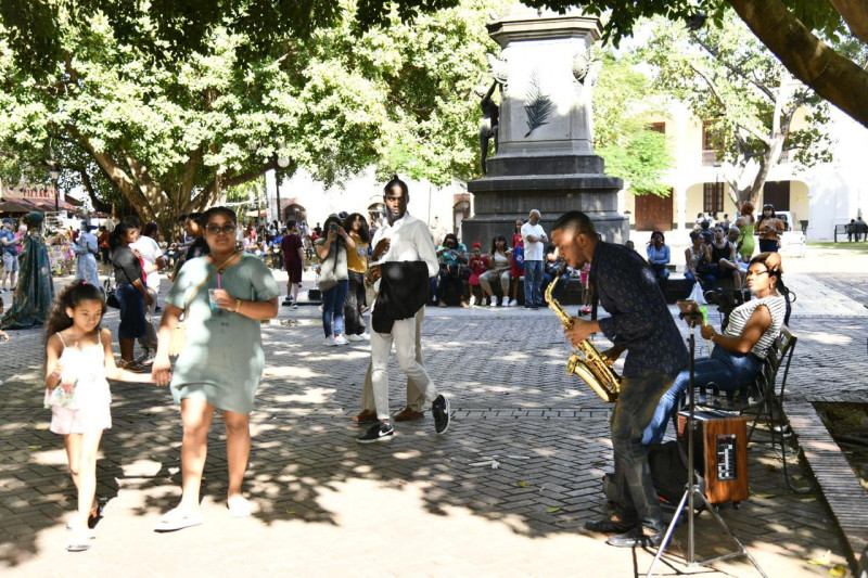 El parque Colón, en la Zona Colonial, fue preferido ayer por miles de personas para recrearse.