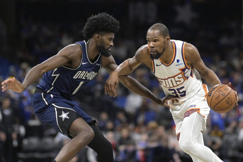 Kevin Durant, de los Suns, realiza una gestión ofensiva frente a Jonathan Isaac, de los Magic, en el partido del domingo en la NBA.