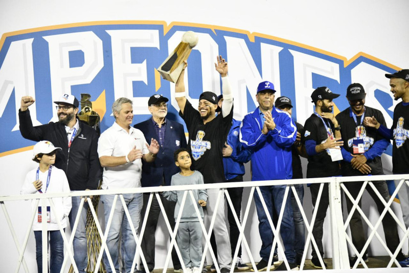El equipo azul con su trofeo luego de su victoria.