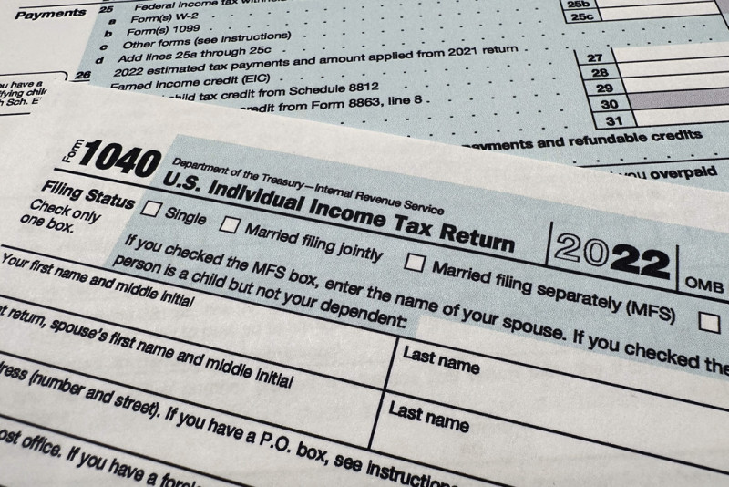 Esta fotografía del 17 de abril de 2023 muestra el formulario de impuestos 1040 del Servicio Interno de Impuestos para 2022.