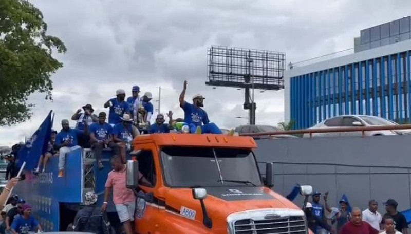 Los campeones nacionales inician multitudinaria caravana por las calles del Distrito Nacional