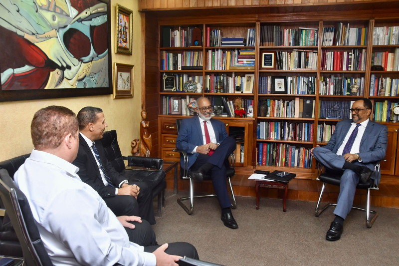Persio Maldonado y Antoliano Peralta encabezan las reuniones en representación de la Sociedad Dominicana de Diarios y el gobierno, respectivamente.