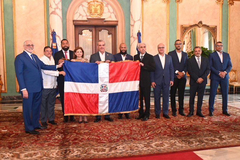 El presidente Luis Abinader entrega la bandera nacional a los Tigres del Licey que representarán al país en la Serie del Caribe.