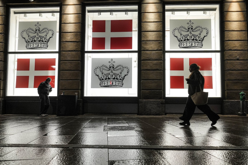 Los escaparates de un centro comercial muestran la bandera y la corona de Dinamarca, en Copenhague, Dinamarca.