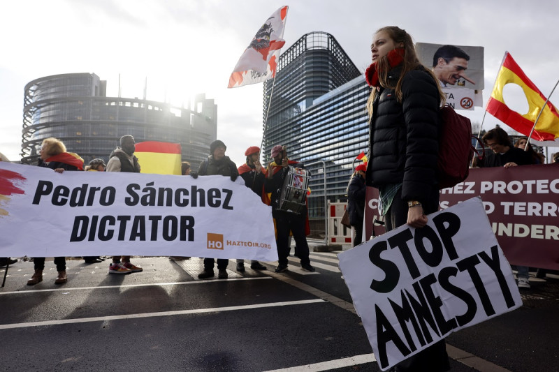 Manifestantes protestan contra el presidente español Pedro Sánchez y una posible ley de amnistía frente al Parlamento Europeo en Estrasburgo, Francia.