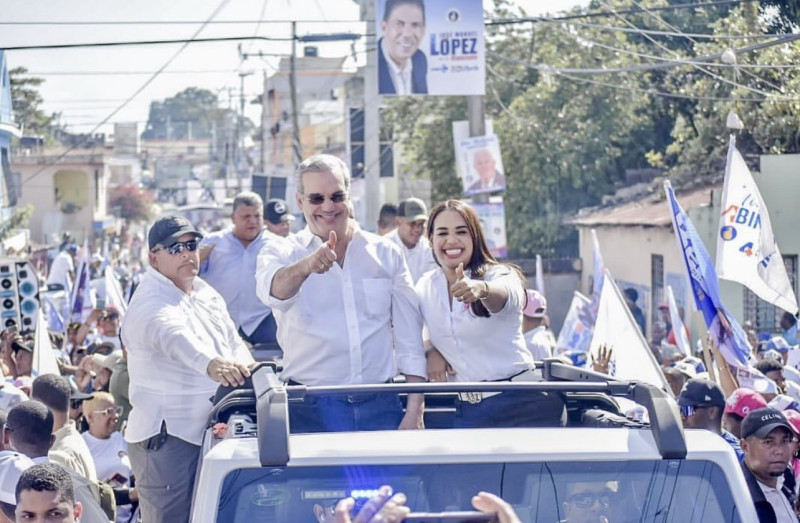 La candidata Betty Geronimo junto al presidente Luis Abinader en campaña por la alcaldía de Santo Domingo Norte
