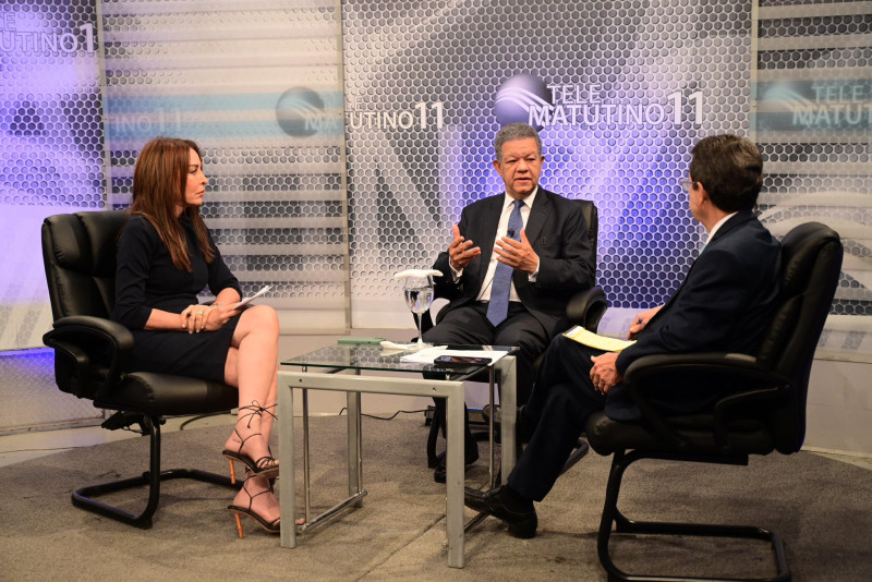 Leonel Fernandez durante la entrevista en el programa de televisión Matutino 11 con Ramón Núñez Ramírez y Jacqueline Morel