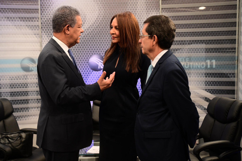 El expresidente Leonel Fernández al terminar la entrevista en Matutino 11