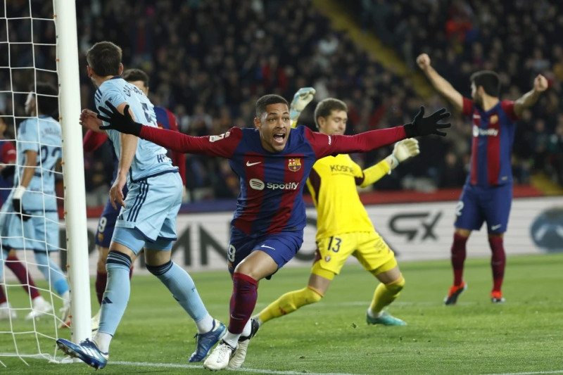 Vitor Roque celebra tras marcar el gol que le dio al Barcelona la victoria 1-0 ante Osasuna en la Liga española.