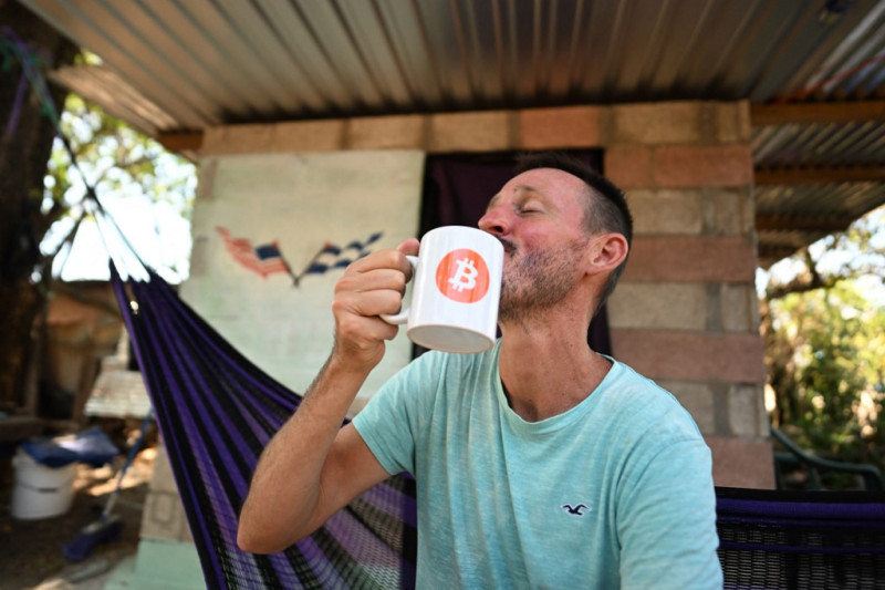 El bitcoiner estadounidense Corbin Keegan durante una entrevista fuera de la habitación que construyó en el patio de una casa de pescadores en Playa Blanca, en El Salvador