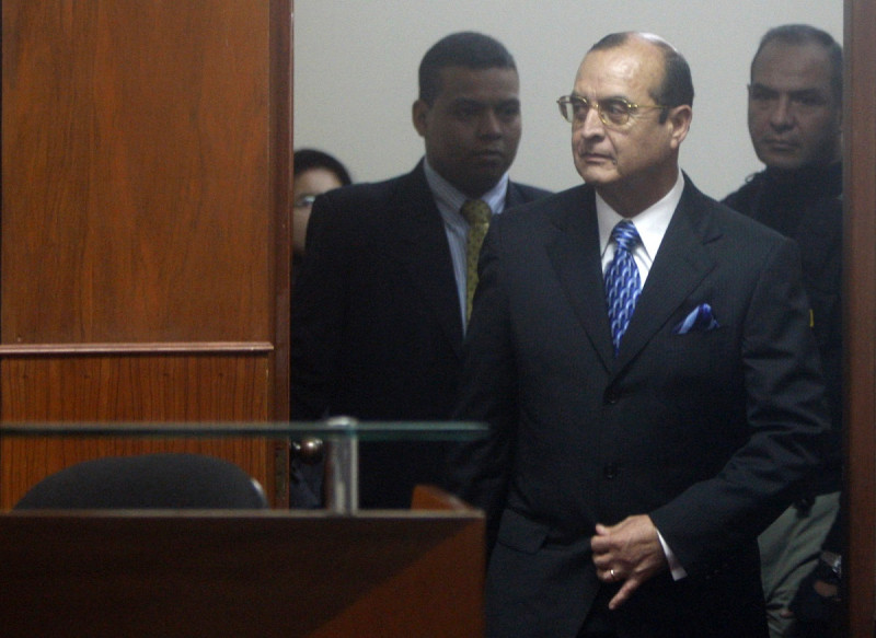 El exjefe de espías de Perú, Vladimiro Montesinos, ingresa a la sala del tribunal para una sesión del juicio del expresidente Alberto Fujimori en una base policial en Lima,
